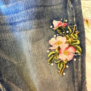 EMBROIDERY WITH FAUX PEARL HYDRAULIC CROP JEANS